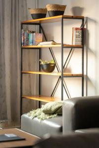 uma estante de livros com uma tigela em cima de um sofá em VillaZek a modern 2 bedroom open- plan apartment with parking em Pretoria