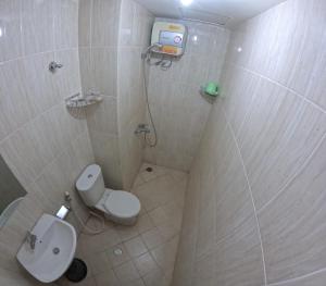 La petite salle de bains est pourvue d'une douche et de toilettes. dans l'établissement We Stay Apartemen at Babarsari A3-18, à Seturan