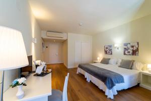 A bed or beds in a room at Hotel La Mota by Punta25 Hotels Group