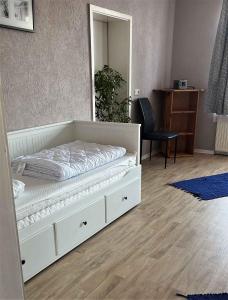 ein weißes Bett in einem Zimmer mit Spiegel in der Unterkunft Apartment Dierhagen - Ostseebad 4 in Dändorf