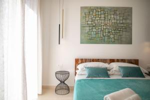 1 dormitorio con 1 cama con sábanas verdes y blancas en KALEA Guest House, en Cefalú