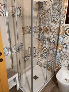 um chuveiro com uma porta de vidro na casa de banho em Aromi di casa em Pianella