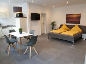 PlattenWeingut u. Gästehaus Becker的客厅里有一张沙发和一张桌子。