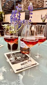 butelkę wina i dwa kieliszki wina na stole w obiekcie Weingut u. Gästehaus Becker w mieście Platten