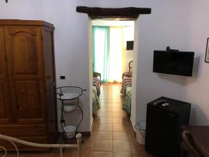 pasillo con una habitación con 2 camas y TV en Bahalara Alloggio, en Palermo