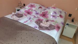 A bed or beds in a room at Bihari Vendégház