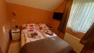 A bed or beds in a room at Bihari Vendégház