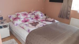 A bed or beds in a room at Bihari Vendégház