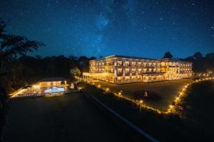 un gran edificio con luces por la noche en Montrose Golf Resort & Spa, en Jambur