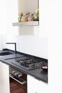 una cucina con piano cottura e forno di La Casa di Alberto - 15 minuti da Firenze a Signa
