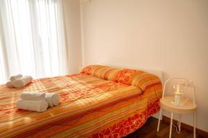 1 dormitorio con 1 cama con toallas en La Casa di Alberto - 15 minuti da Firenze, en Signa