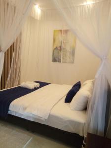 1 Schlafzimmer mit 2 Betten und weißer Bettwäsche in der Unterkunft The Moose Weligama in Weligama