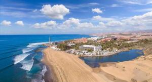 - une vue aérienne sur la plage et l'océan dans l'établissement Apartamento Maypa 2 Salitre, à Meloneras