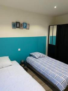 Łóżko lub łóżka w pokoju w obiekcie Appartement rénové vue mer - citadelle de Bastia