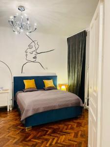 een slaapkamer met een blauw bed en een kroonluchter bij 4 seasons apartment in Wenen