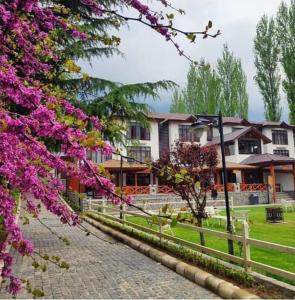 Κήπος έξω από το Fortune Resort Heevan, Srinagar - Member ITC Hotels' Group