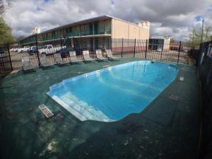 Bazén v ubytování Budget Inn Motel nebo v jeho okolí