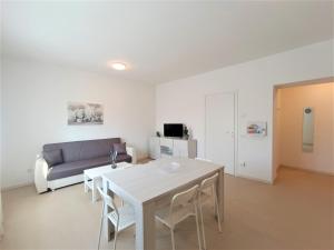 梅尔戈佐Winter Spring Summer Apartments的客厅里有一张桌子和一张沙发