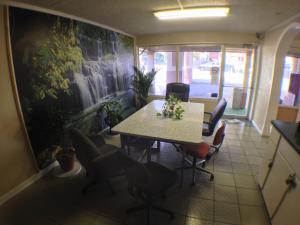 Posezení v ubytování Budget Inn Motel