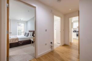 a bedroom with a bed and a mirror in a room at 2 BED AT SLOUGH STATION & PARKING - LONDON IN 20 MINS in Slough