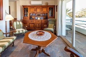 een woonkamer met een tafel en stoelen bij Port de Llançà 34 Apartamento con vistas playa in Girona
