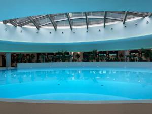 een groot zwembad in een gebouw bij Apartament Flaming Hanza Tower in Szczecin +12 foto's