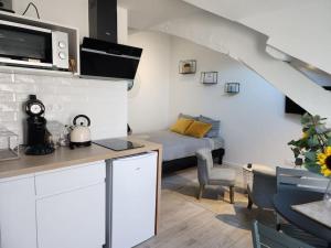 - une cuisine et un salon avec un lit dans une chambre dans l'établissement Le Yellow Korner - lit neuf, à Rouen
