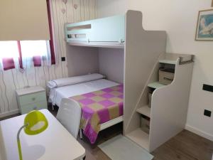 Postel nebo postele na pokoji v ubytování Torre D'Arenas, playa Victoria, piscina y parking + 41 fotografií