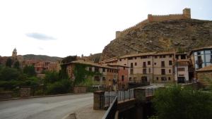 uma vista para uma cidade com uma montanha em Hotel Olimpia em Albarracín