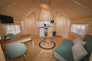 Habitación con sofá y escritorio en una cabaña en Camping La Ferme de Castellane, en Castellane