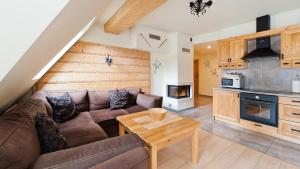 una sala de estar con un sofá y una mesa en Szymoszkowa Residence, Sun & Snow, en Kościelisko