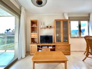 TV a/nebo společenská místnost v ubytování 2 Bedrooms Apartment in Calpe LARIMAR
