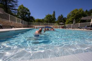 Bazén v ubytování Camping La Ferme de Castellane nebo v jeho okolí