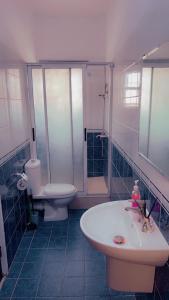 Kupatilo u objektu Exquisite 2-Bedroom Apt in Oniru