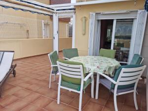 a patio with a table and chairs on a balcony at Pareado Mediterrania in Benicarló