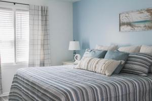 Una cama o camas en una habitación de 9 Palms 89 fotos más