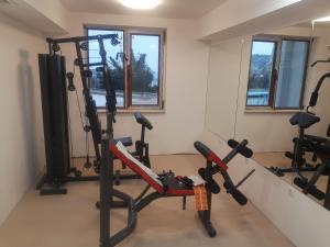 una habitación con un gimnasio con máquinas de correr en QUEEN'S VIEW app-9 free pool,parking, fitness & sea view, en Balchik