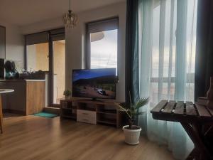 A television and/or entertainment centre at QUEEN'S VIEW app-9 free pool,parking, fitness & sea view Még 21 kép