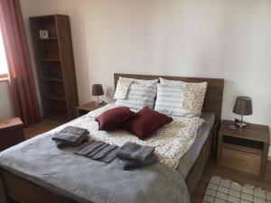 A bed or beds in a room at QUEEN'S VIEW app-9 free pool,parking, fitness & sea view