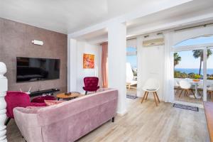 salon z kanapą i telewizorem w obiekcie Torrequebrada terrace by Costarentals - Ref 76 w mieście Benalmádena