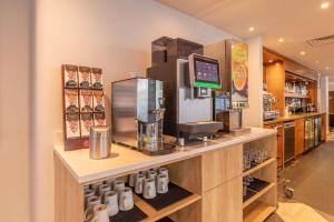 una caffetteria con una macchina da caffè su un bancone di Ramada Encore Leicester City Centre a Leicester