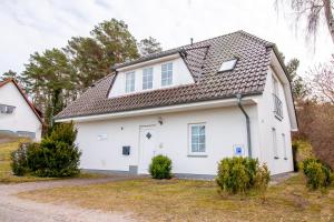 a white house with a brown roof at Meer Komfort Mariendorf in Mariendorf