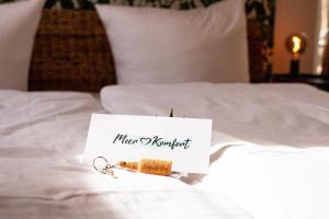 a sign on a bed with a meal manuscript on it at Meer Komfort Mariendorf in Mariendorf
