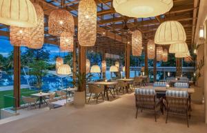 Ein Restaurant oder anderes Speiselokal in der Unterkunft Hyatt Regency Phuket Resort 