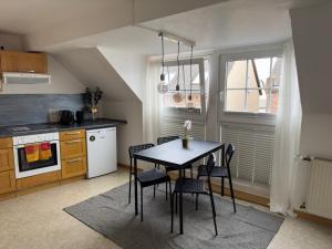 una cucina con tavolo e sedie in una stanza di Design Wohnung nähe Uni a Coblenza