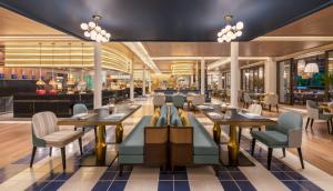 Ein Restaurant oder anderes Speiselokal in der Unterkunft Hyatt Regency Phuket Resort 