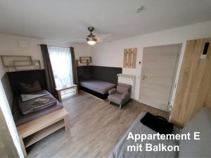 una pequeña sala de estar con sofá y silla en APPARTEMENTHAUS "AM KORNFELD" - 10 Apartments, 40 Betten, Raucher-Balkon, Waschraum en Lünen