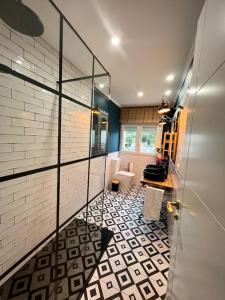 W łazience znajduje się wyłożona czarno-białymi kafelkami podłoga. w obiekcie La casita de Ouriceira w mieście Combarro