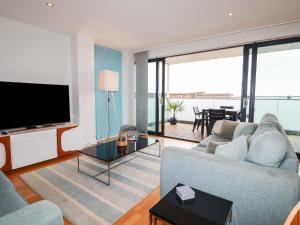 TV a/nebo společenská místnost v ubytování Fistral Pearl