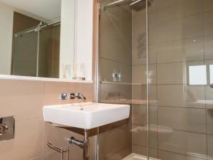 Koupelna v ubytování Fistral Pearl + 23 fotografií